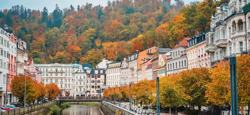 Edificios junto al río Teplá en Karlovy Vary