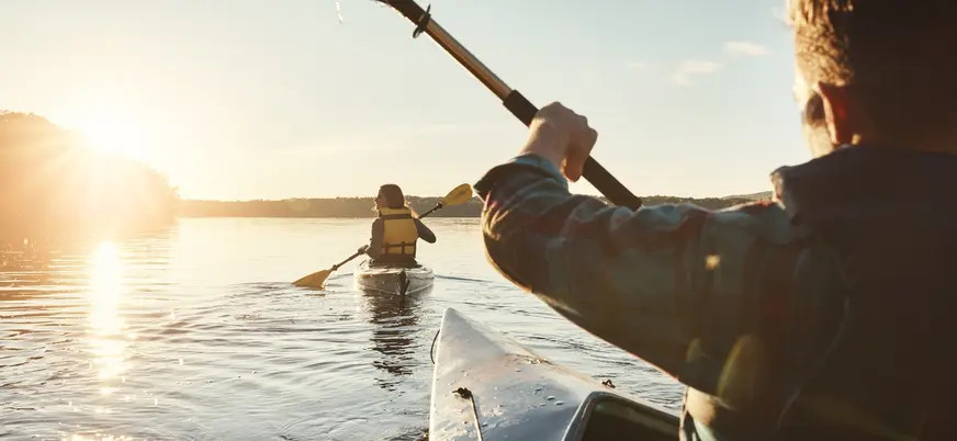 Personas navegando en kayak por el Parc Natural de s'Albufera des Grau