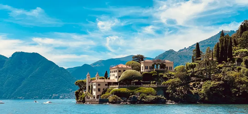 Villa histórica en la orilla del Lago di Como rodeada de jardines y montañas