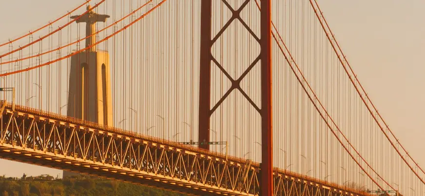 Puente 25 de Abril y Cristo Rei al atardecer en Lisboa