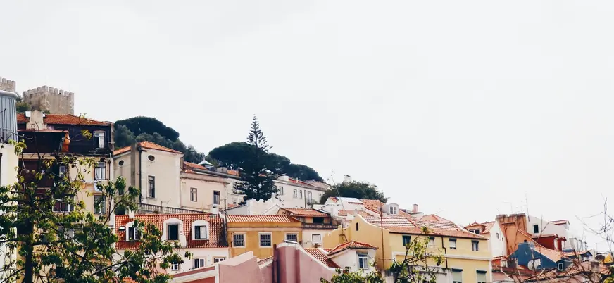 Casas en Lisboa y murallas del Castillo de San Jorge.