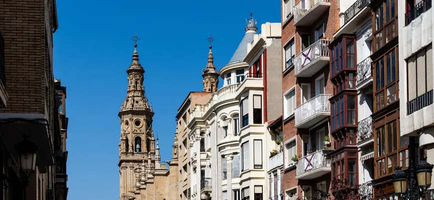 Torres de la Concatedral de la Redonda entre fachadas en Logroño