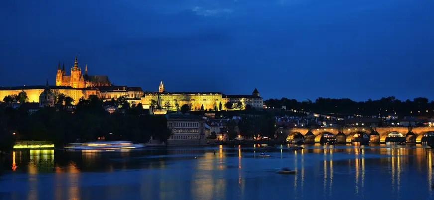 Vista nocturna del Castillo de Praga y el Puente de Carlos en República Checa