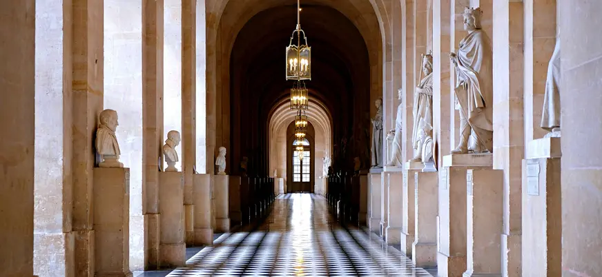 Pasillo abovedado con estatuas en los Museos Vaticanos, Ciudad del Vaticano.