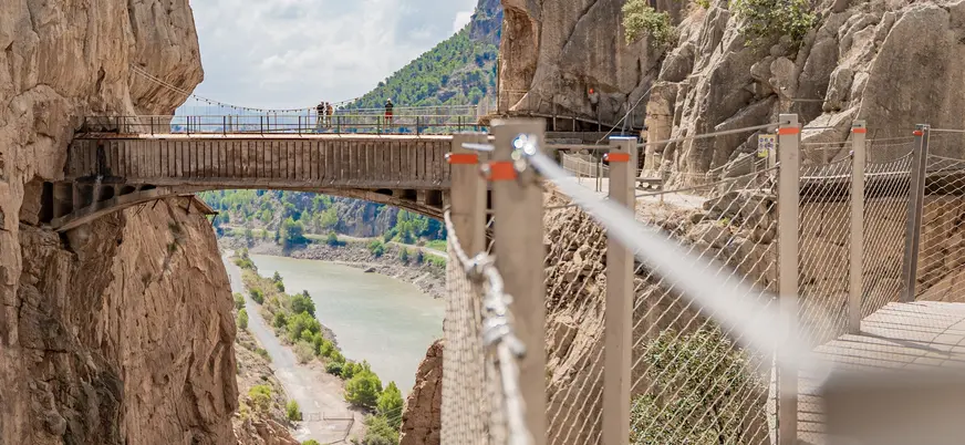 Valla de seguridad y puente en el desfiladero del Caminito del Rey, Málaga