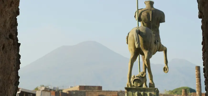 Estatua de centauro con el monte vesubio de fondo