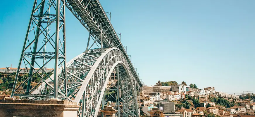 Puente Dom Luís I en Oporto sobre el río Duero en un día soleado.