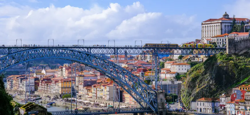 Puente de Don Luis I sobre el Duero con tranvía y casas de Oporto al fondo.