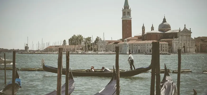 Góndolas frente a la isla de San Giorgio Maggiore en Venecia