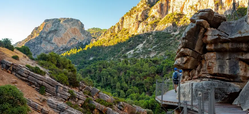 Senderistas por la pasarela de madera en el entorno natural del Caminito del Rey