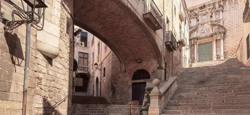 Escaleras medievales del barrio judío en el centro histórico de Girona
