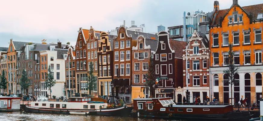 Vista de casas tradicionales neerlandesas junto a un canal en Ámsterdam.