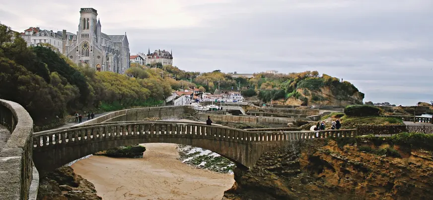 Puente y costa en Biarritz con la iglesia de Sainte-Eugénie al fondo.