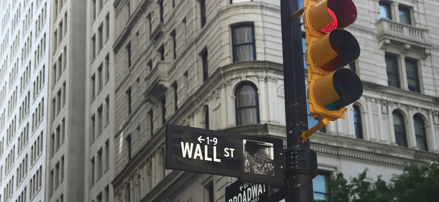 Señal de Wall Street y Broadway en el distrito financiero de Nueva York, Estados Unidos