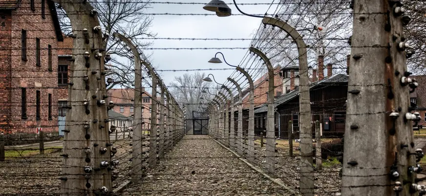 Pasillo con alambre de espino en Auschwitz I, Polonia