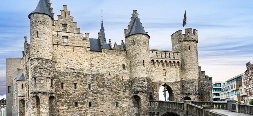 Castillo Steen en Amberes, Bélgica, con sus torres medievales y pasarela de acceso