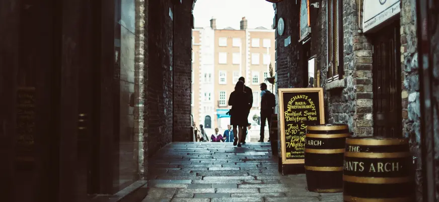 Personas caminando en Merchant's Arch, Dublín