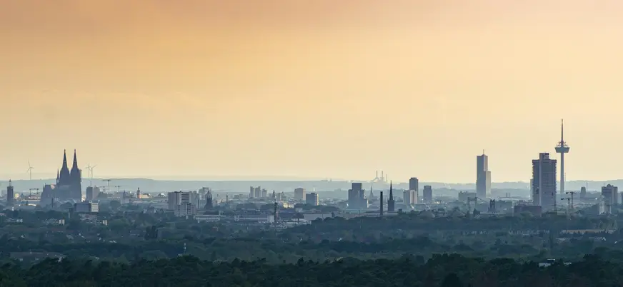 Skyline de Colonia con la catedral y la torre Colonius desde un entorno natural.