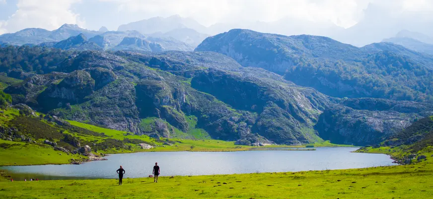 Excursionistas frente al lago Enol, Lagos de Covadonga