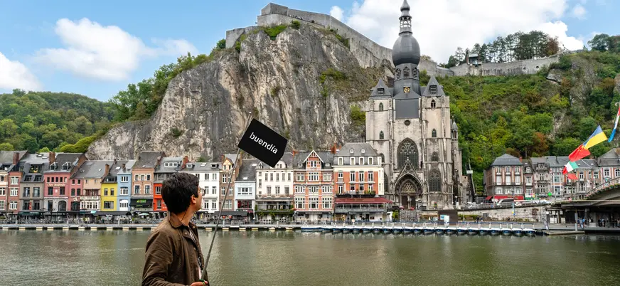 Guía de buendía frente a la Colegiata y la Ciudadela de Dinant