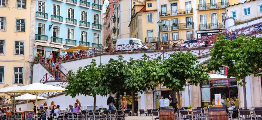 Terraza en el barrio de Mouraria, Lisboa