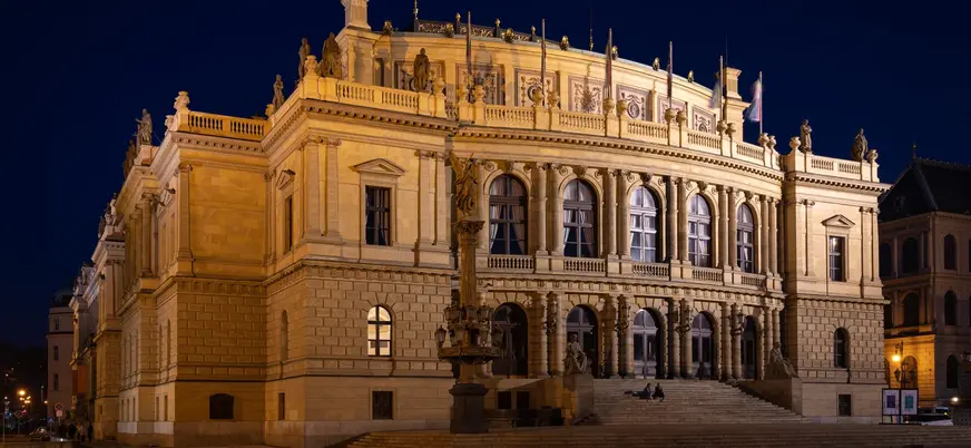 Fachada iluminada del Rudolfinum de Praga, República Checa