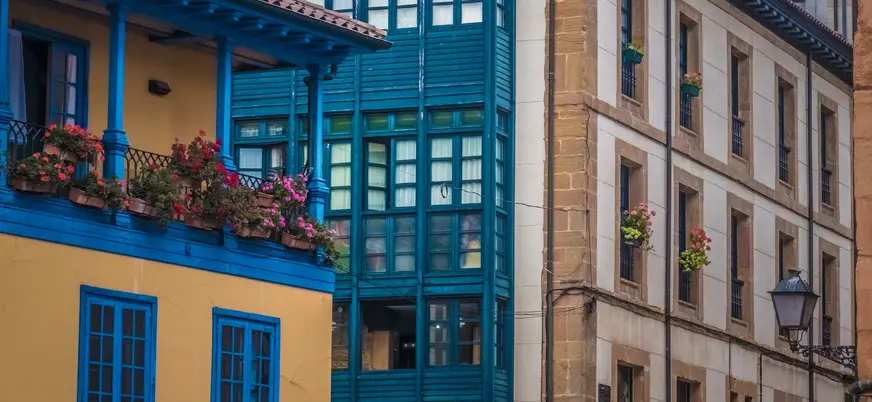 Coloridos balcones y galerías acristaladas con flores en el barrio del Fontán de Oviedo, uno de los más pintorescos de la ciudad.