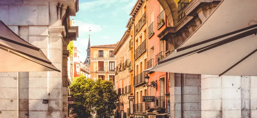 Vista de una calle a través del Arco de Cuchilleros en la Plaza Mayor