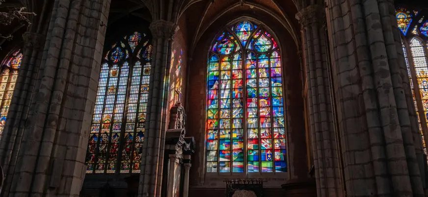 Vidrieras coloridas en el interior de la catedral de San Bavón en Gante
