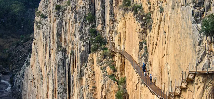 Pasarela vertiginosa anclada a la pared del desfiladero en el Caminito del Rey