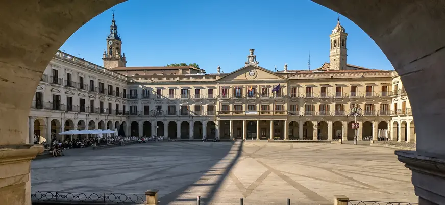 Plaza de España de Vitoria-Gasteiz con el Ayuntamiento al fondo