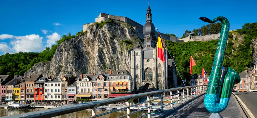 Escultura saxofón homenaje Adolphe Sax Dinant