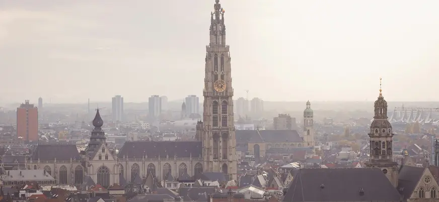 Vista panorámica del skyline de Amberes, Bélgica, con la alta torre de la Catedral de Nuestra Señora dominando el centro.