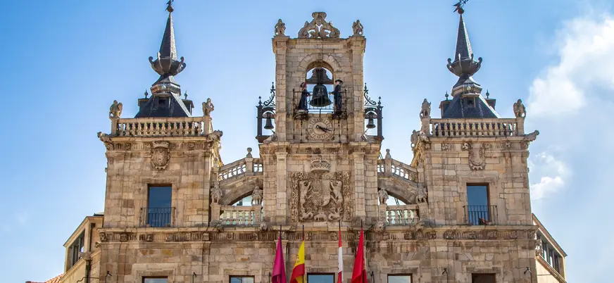 Fachada barroca del Ayuntamiento de Astorga, León, con el reloj de los 'maragatos' y sus dos campanarios.