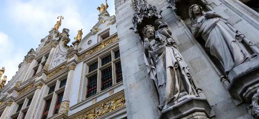 Detalles de la fachada del Ayuntamiento de Brujas