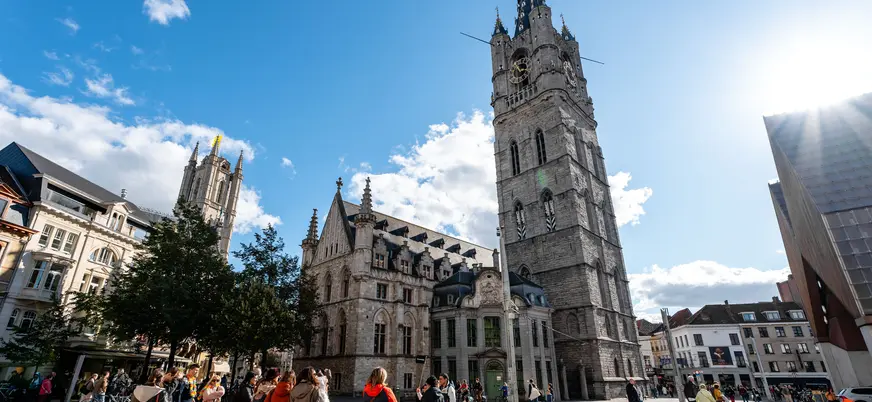 Grupo con guía de Buendía frente al Campanario de Gante