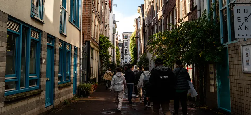 Grupo con guía de buendía Tours recorriendo Ámsterdam