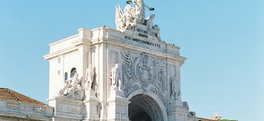 Arco triunfal de la Praça do Comércio en Lisboa bajo cielo despejado