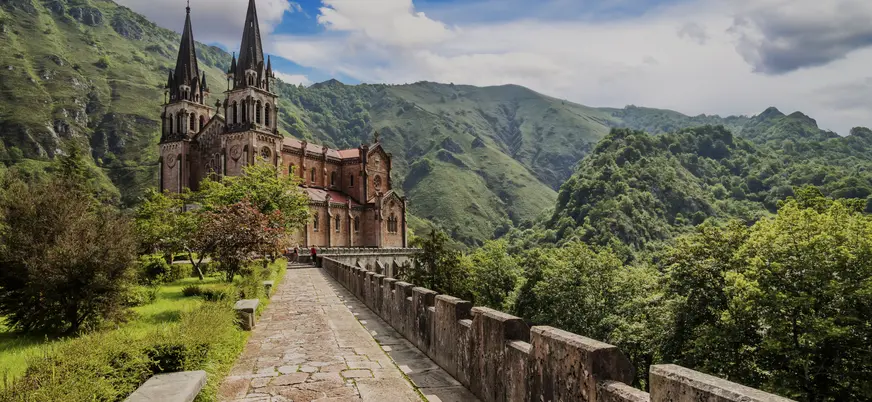 Basílica de Santa María de Covadonga en los Picos de Europa, Asturias
