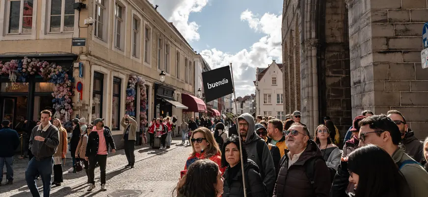 Grupo con guía de buendía en Excursión a Brujas desde Bruselas