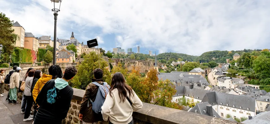 Grupo con guía de buendía contemplando barrio de Grund, Luxemburgo