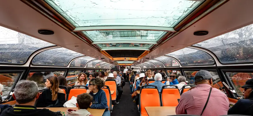 Grupo disfrutando de un paseo en barco por los canales de Ámsterdam