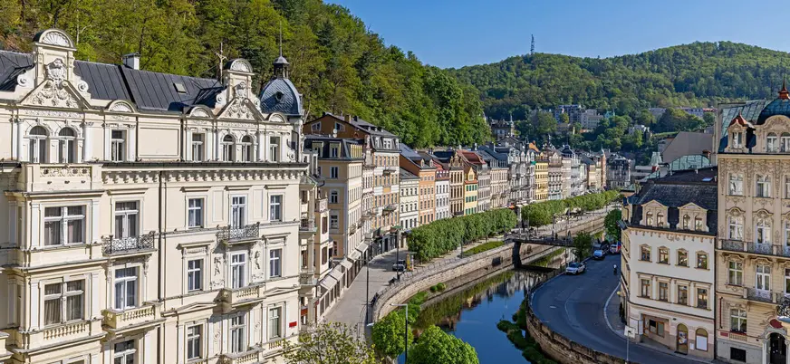 Arquitectura y río Teplá fluyendo por Karlovy Vary, República Checa