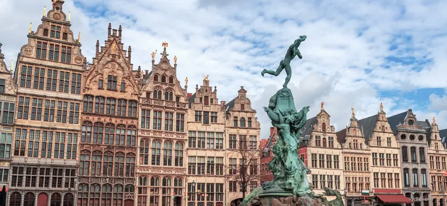 Estatua de Brabo en la Grote Markt de Amberes