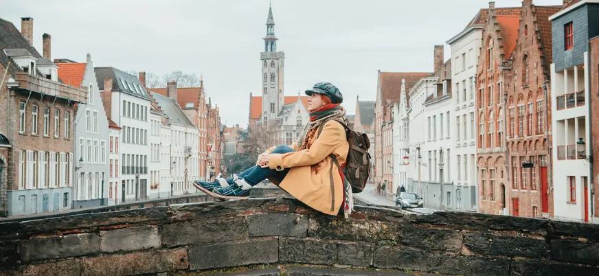 Joven al lado de los canales de Brujas