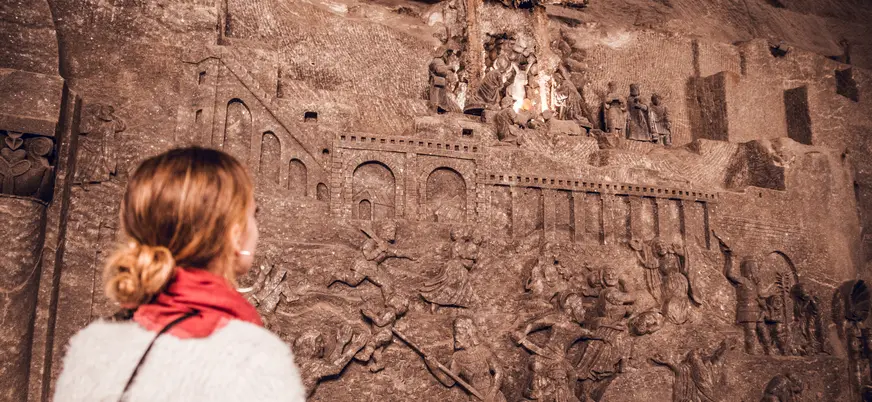 Mujer observa bajorrelieve tallado en sal en las Minas de Sal de Wieliczka