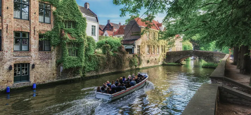 Paseo en barco por los canales de Brujas con buendía