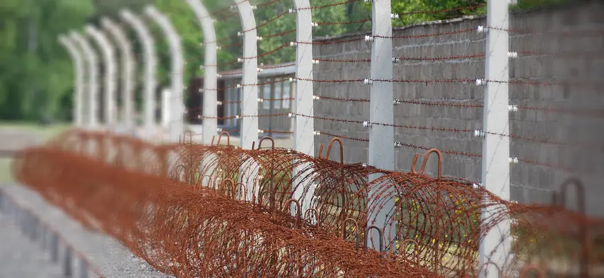 Valla de alambre de espino y muro de hormigón en el Memorial de Sachsenhausen