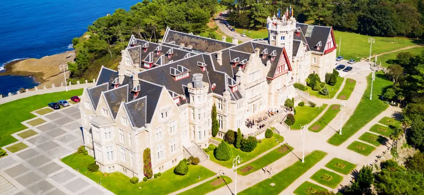 Palacio de la Magdalena en la península de Santander visto desde el aire
