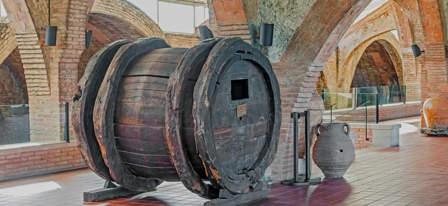 Bodega Codorníu con antiguo barril de madera.